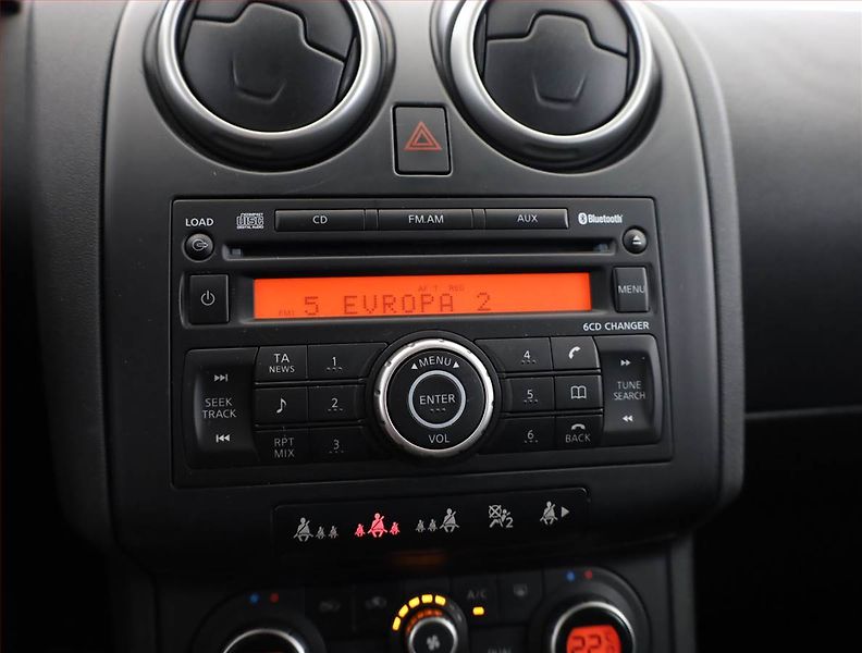 Nissan Qashqai (2009) 2.0 dCi, 7 míst, ČR,1.maj - fotka 11 z 17