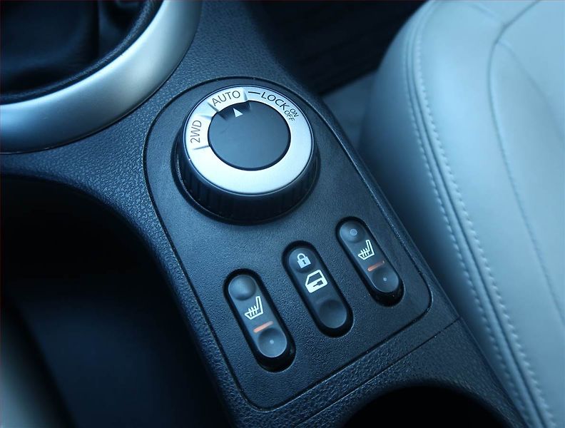Nissan Qashqai (2012) 1.6 dCi, 4X4, 7 míst, Navi - fotka 18 z 24
