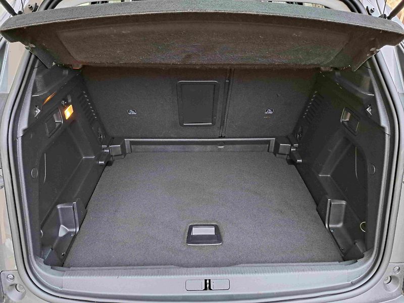 Peugeot 3008 (2021) 1,2 PT  EAT8  LED  kamera NAVI - fotka 17 z 23