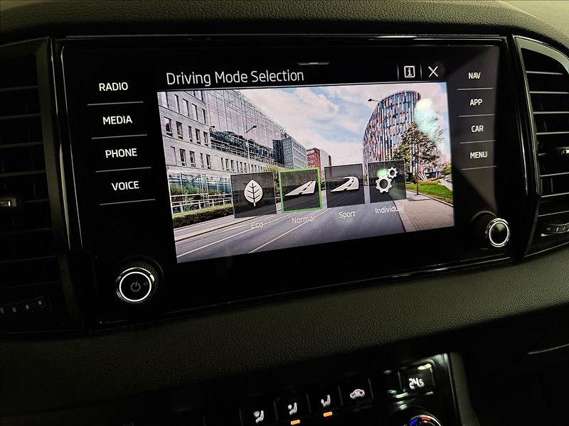Škoda Karoq 2.0TDI DSG ACC SPORTLINE - fotka 25 z 37