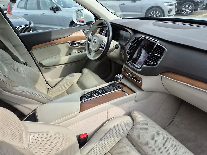 Volvo XC90 2,0 T6 AWD Inscription Auto - fotka 14 z 19
