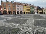 Následky nočního driftování na Valdštejnově náměstí v Jičíně.