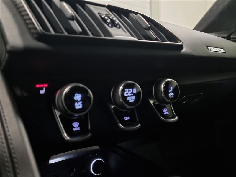 Audi R8 5,2 FSI V10 plus QUATTRO Ceram - fotka 26 z 41