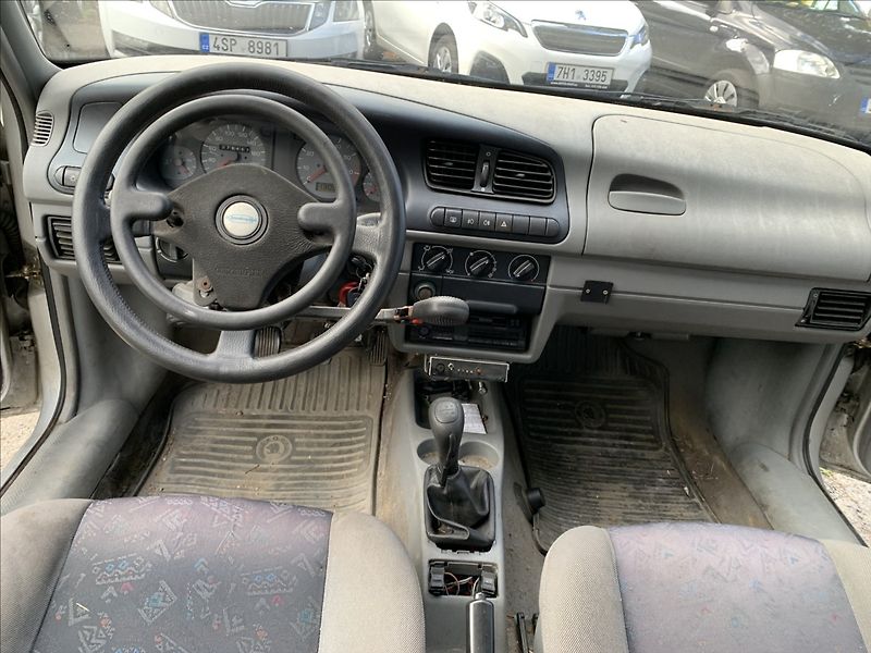 Škoda Felicia 1,3 LXi - RUČNÍ ŘÍZENÍ - fotka 10 z 13
