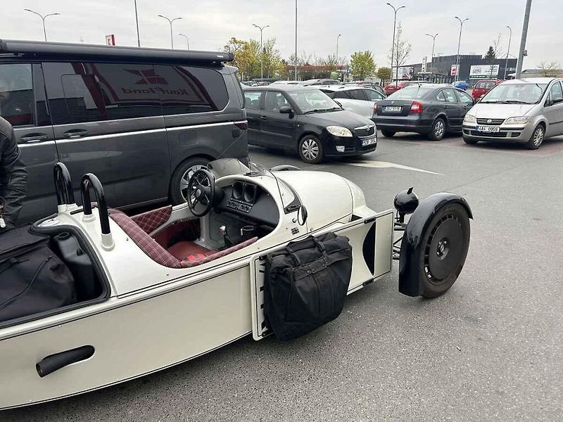 V neděli odpoledne poutal zájem kolemjdoucích před nákupním centrem nevídaný a luxusní sporťák.