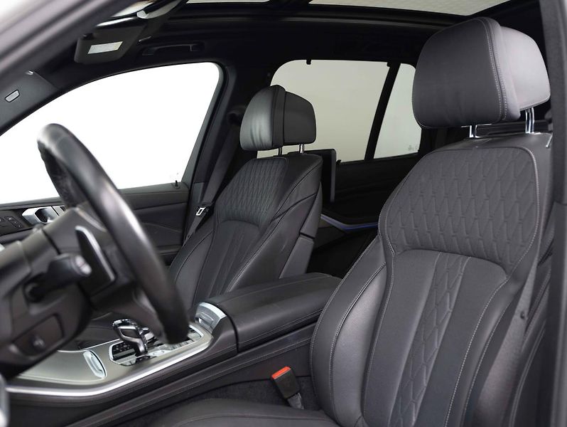 BMW X5 M50i - fotka 18 z 23