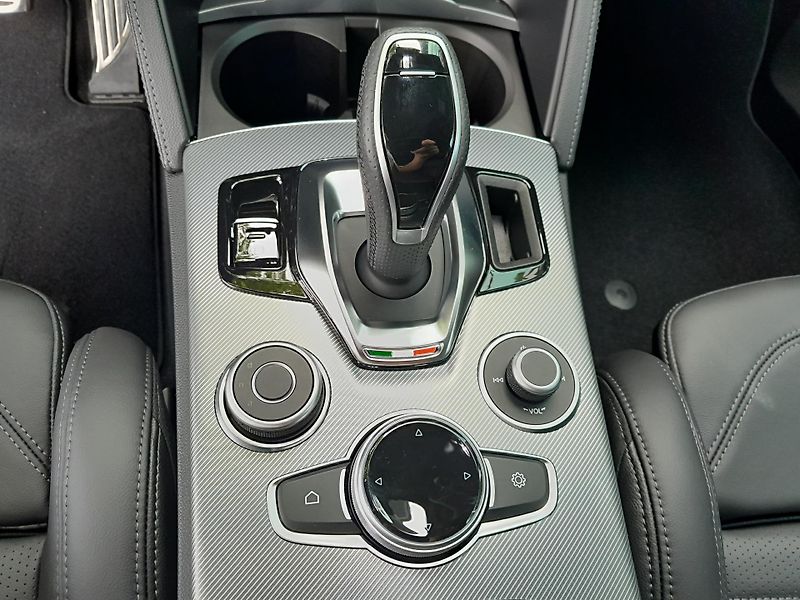 Alfa Romeo Stelvio (2026) Veloce 4x4 2,2 MTJ  210PS - fotka 29 z 33