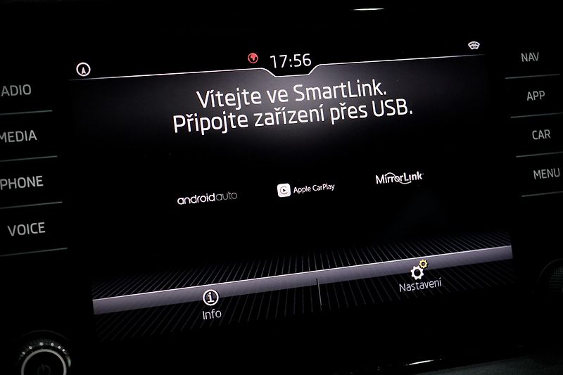 Škoda Karoq 1.5 TSI 110 kW - fotka 33 z 38