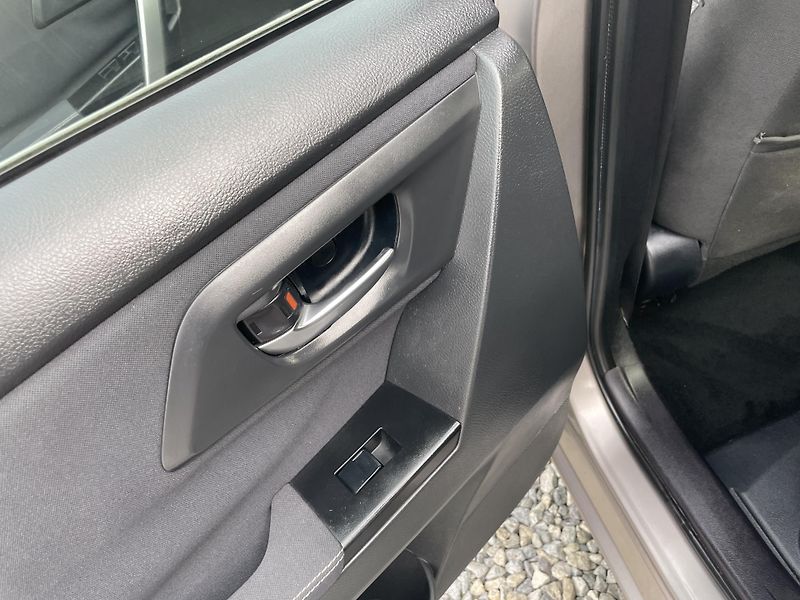 Toyota Auris 1.8i 16v HYBRID AUT NAVI CAM!! - fotka 99 z 166
