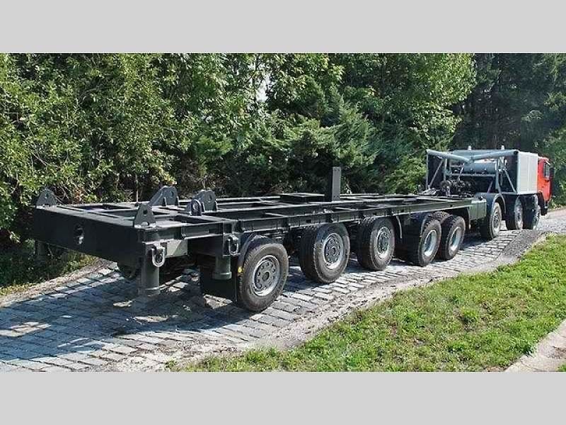 Tatra Force 8x8 – vozidlo pro přepravu potrubí.