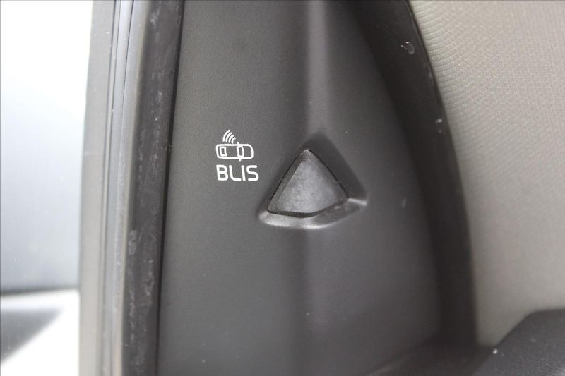 Volvo V40 2,0 D2  AUTOMAT,VÝHŘEVY - fotka 21 z 29