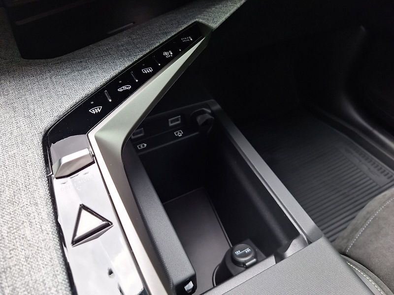 Peugeot 5008 (2025) GT Hybrid 145 e-DCS - fotka 21 z 24