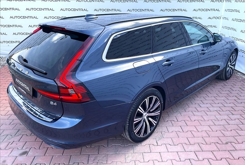 Volvo V90 2,0 i,145kW,MHEV core,STK 4/28 - fotka 3 z 19