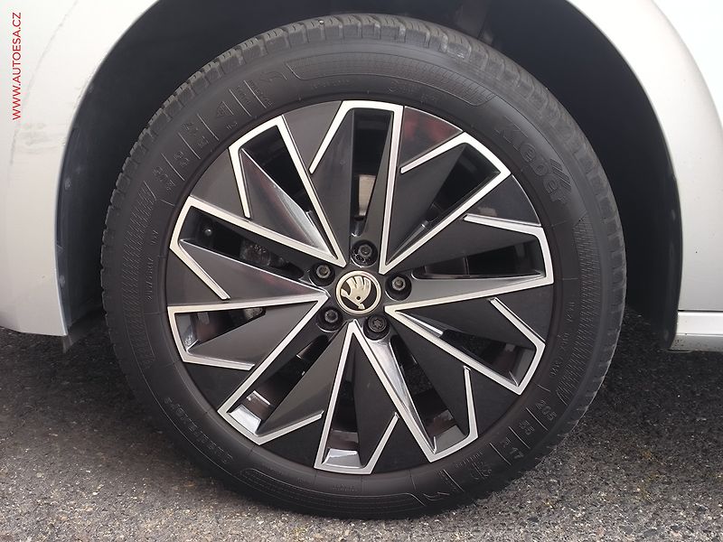 Škoda Kamiq (2020) 1.0 TSi, Style, kamera - fotka 23 z 25