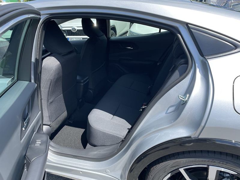 Toyota Prius 2.0 Plug-in Hybrid Prestige - fotka 12 z 30
