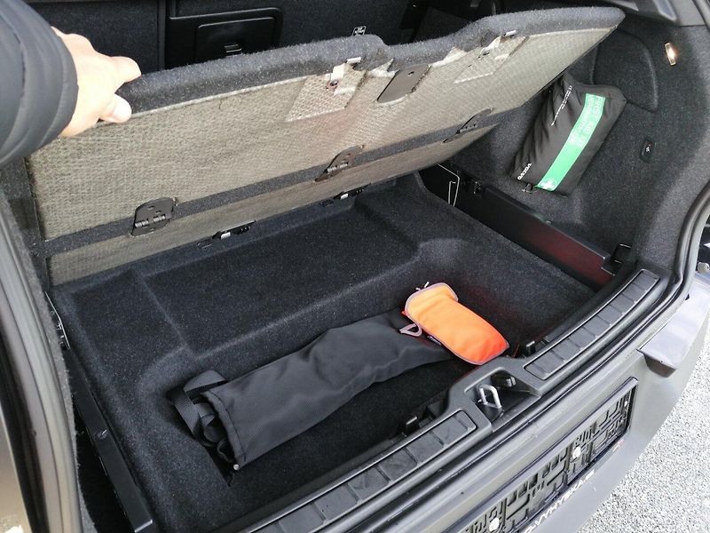 Volvo XC40 (2022) 1.5 T3 R-DESIGN Aut. - fotka 29 z 35
