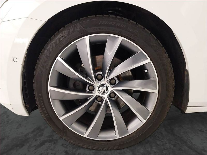Škoda Superb (2018) Laurin&Klement 2.0 TDI, 4X4 - fotka 15 z 25