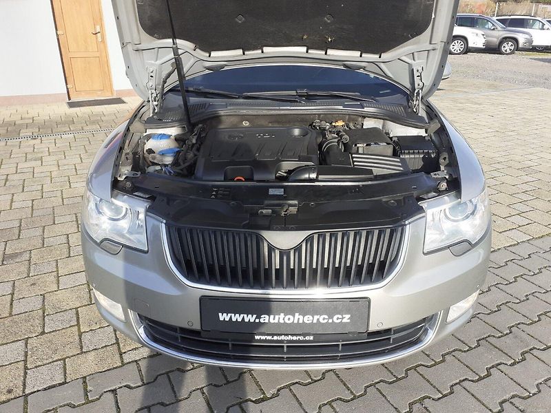 Škoda Superb (2011) 2.0 TDi Elegance - fotka 28 z 37
