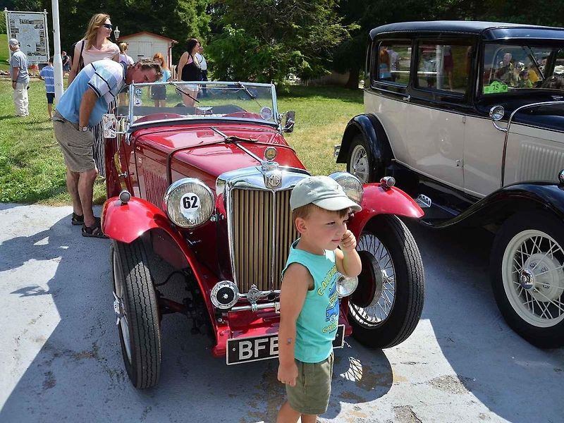 Přehlídka veteránů na Arnice v Mariánských Lázních. Sanitka Cadillac