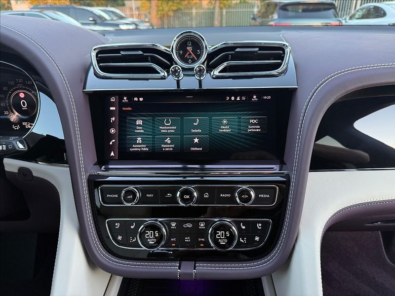 Bentley Bentayga Extended Wheelbase Azure V8 - fotka 14 z 32