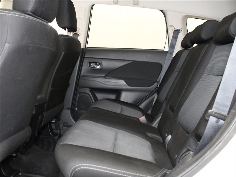 Mitsubishi Outlander 2,3 DI-D 110kW 4x4 7-míst ČR - fotka 7 z 22