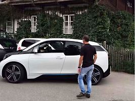 BMW i3 umí zaparkvat úplně samo.