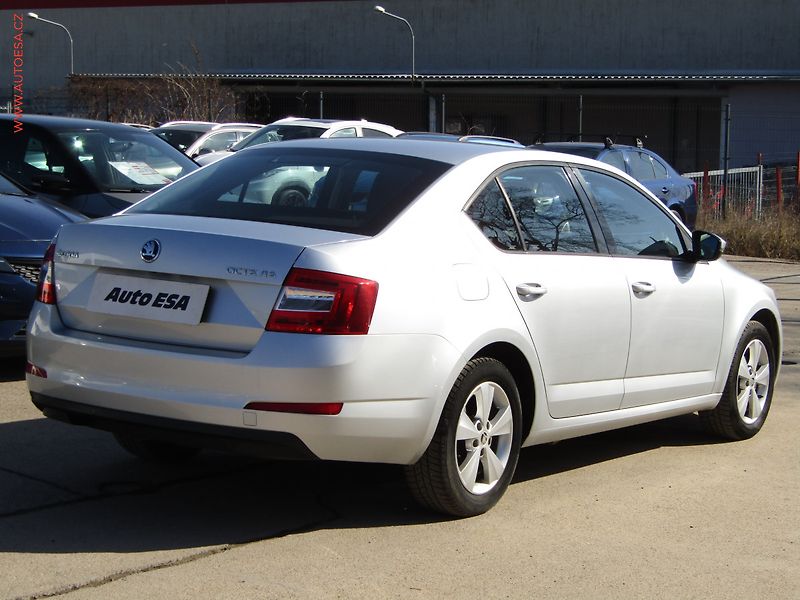 Škoda Octavia (2015) 1.6TDi, ČR, Style, DSG - fotka 4 z 18