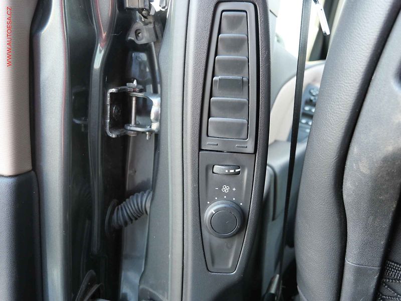 Citroën C4 (2014) 2.0 Blue HDi, Executive, AT - fotka 27 z 29