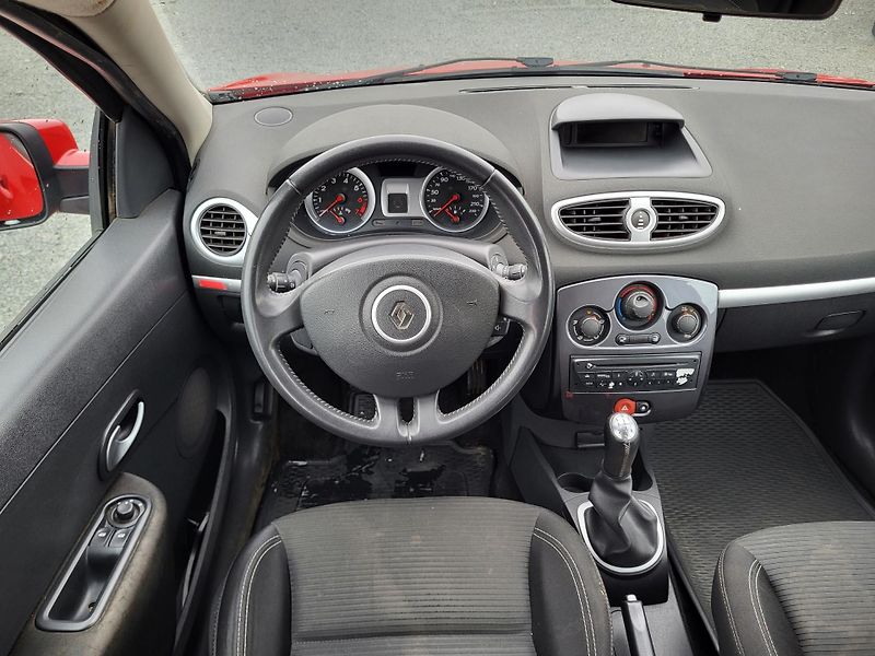 Renault Clio GRANDTOUR 1.2 i 16V ČR 1.majit - fotka 9 z 41