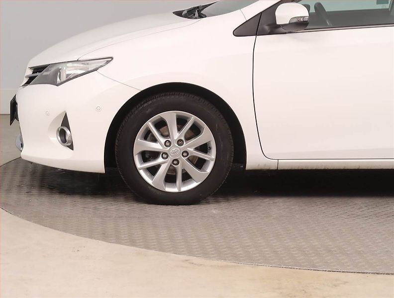 Toyota Auris (2013) 1.6 Valvematic, ČR,1.maj - fotka 14 z 15