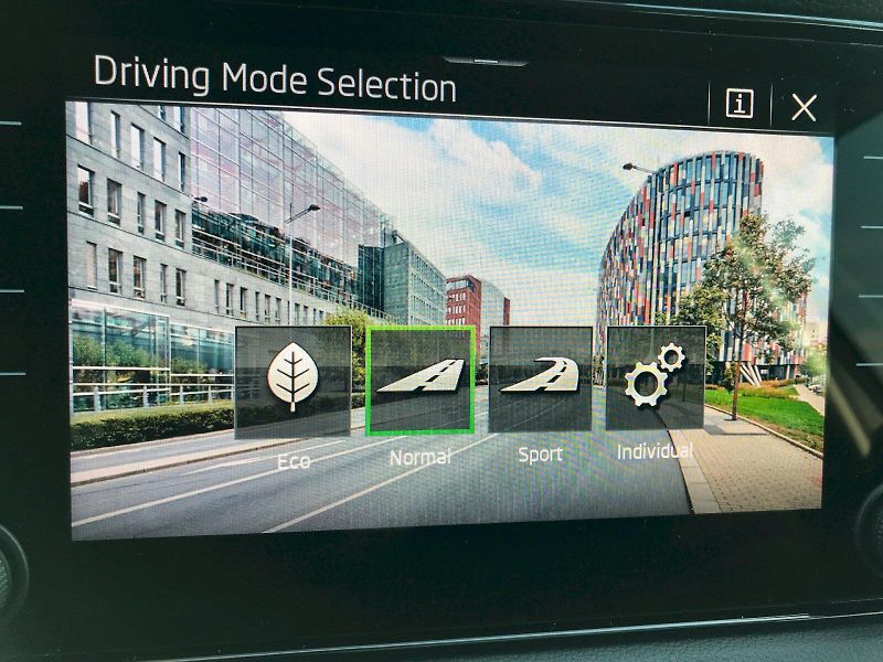 Škoda Karoq (2025) SEL TS 110/1.5 M6F - fotka 10 z 26