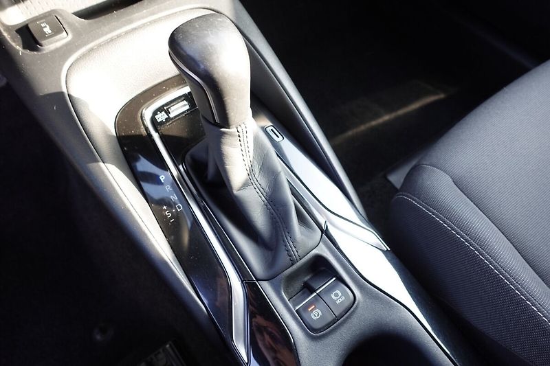 Toyota Corolla 2,0 HEV Comfort Tech TS - fotka 19 z 30