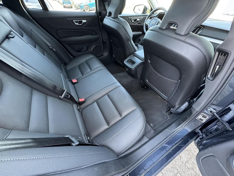 Volvo V60 B4 FWD PLUS DARK // 1. Maj. - fotka 21 z 46