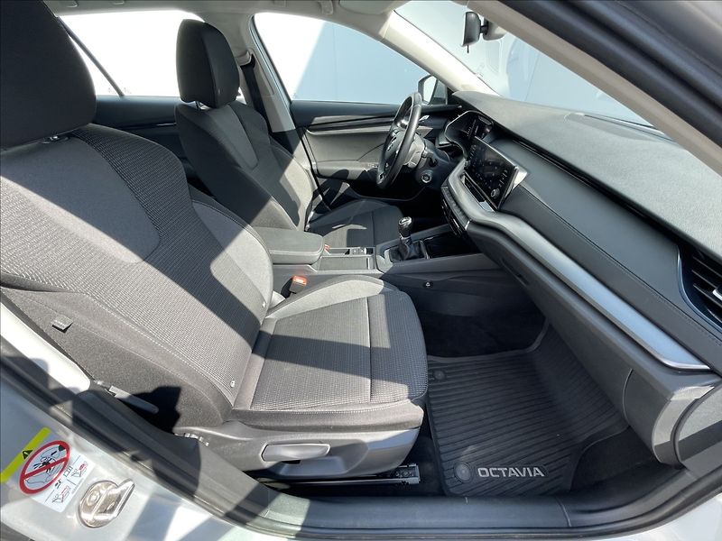 Škoda Octavia 2,0 TDI Combi Ambition Plus - fotka 17 z 22