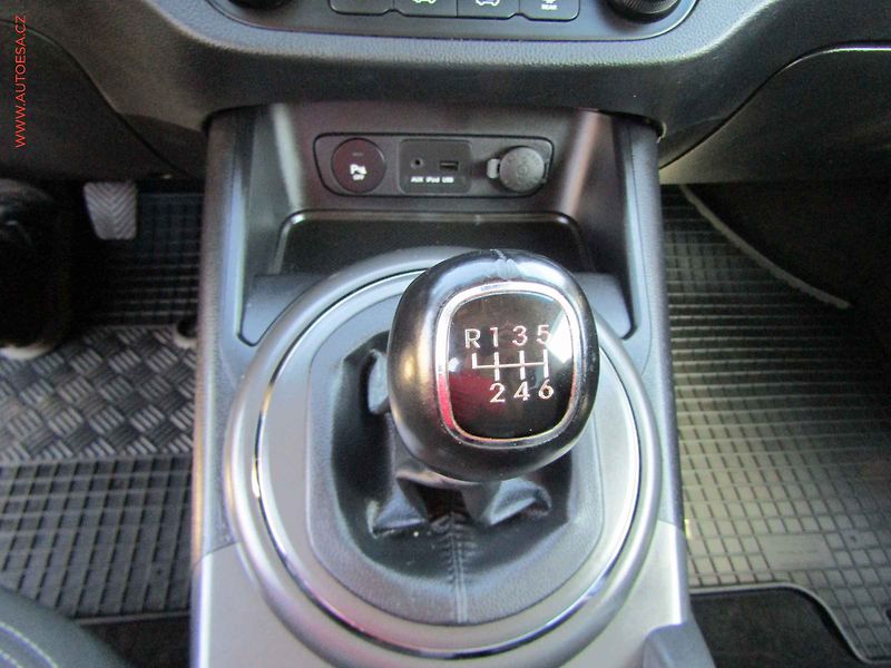 Kia Sportage (2012) 1.6 GDi, xenon, AC - fotka 18 z 21