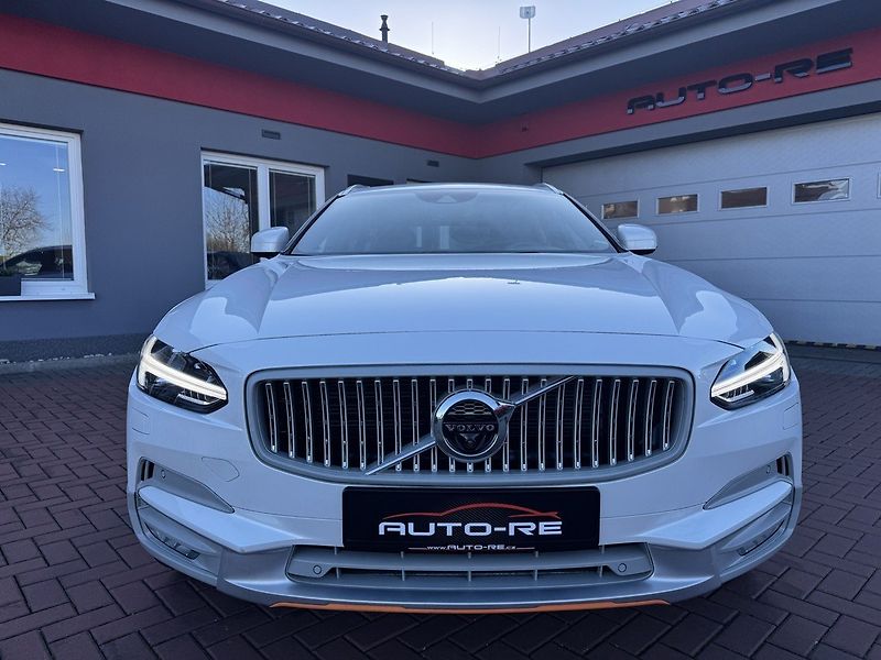 Volvo V90 (2018) 2.0D AWD Ocean Race LED - fotka 5 z 46
