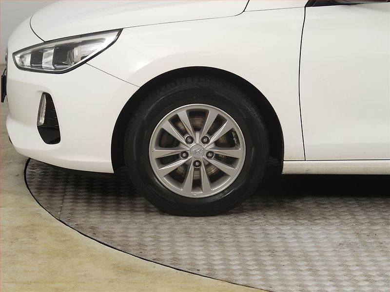 Hyundai i30 (2018) 1.4 T-GDI, ČR,1.maj - fotka 14 z 16