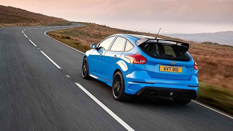 Bíle kouřící Ford Focus RS s vadným těsněním pod hlavou.