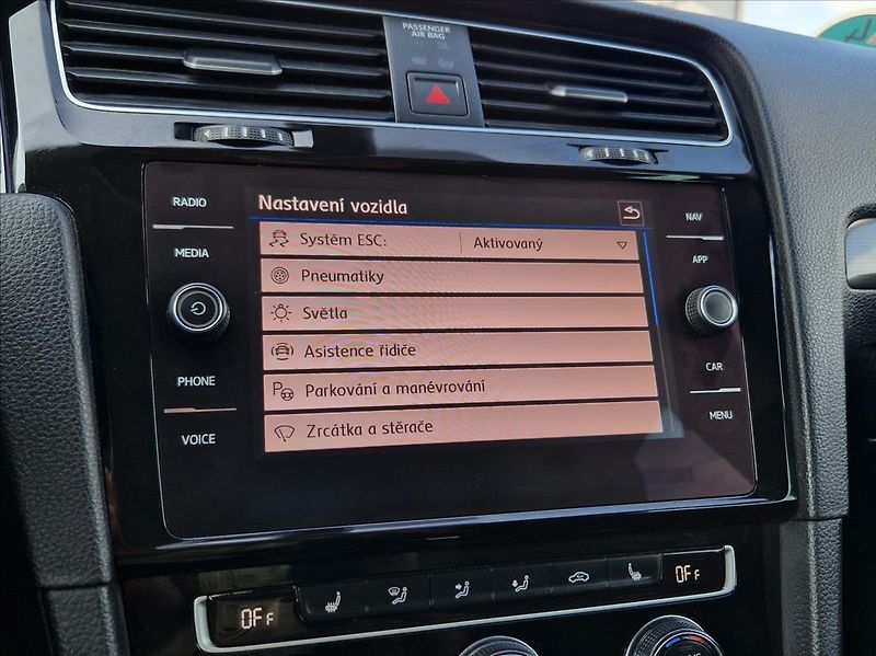 Volkswagen Golf 1,6 TDI JOIN EDITION LED NOSIČ - fotka 30 z 43
