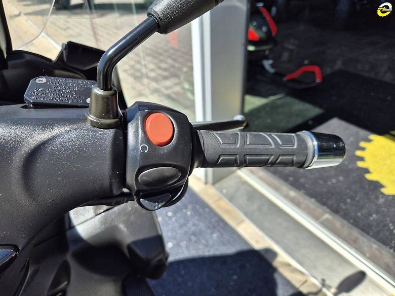 Aprilia SR Max 300 (2012) - fotka 21 z 23