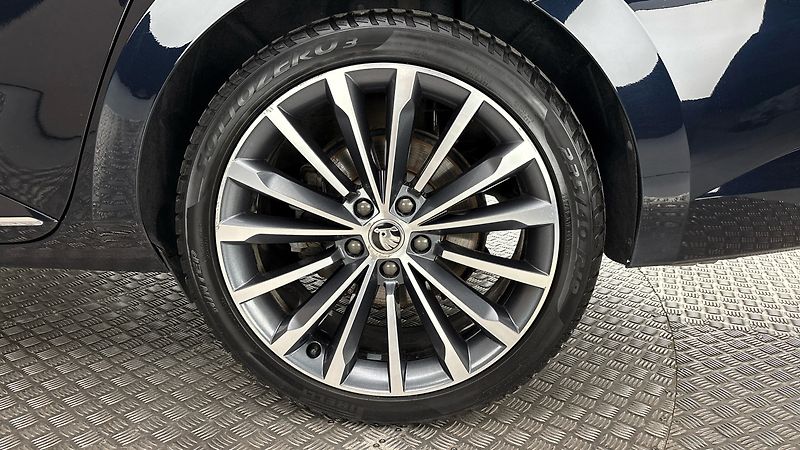 Škoda Superb 2.0 TDI DSG 4x4 L&K Combi - fotka 19 z 34