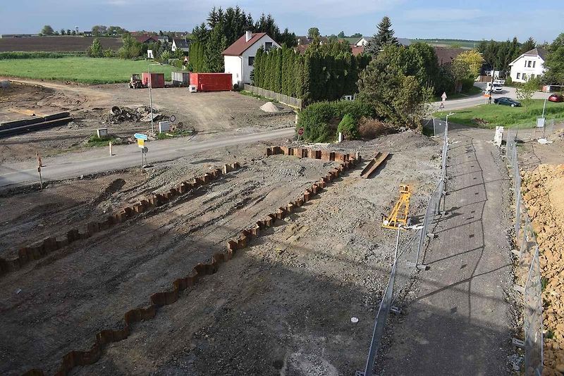 Na okraji Všestar se už na místě zbouraných domů připravuje stavba nového dálničního mostu.