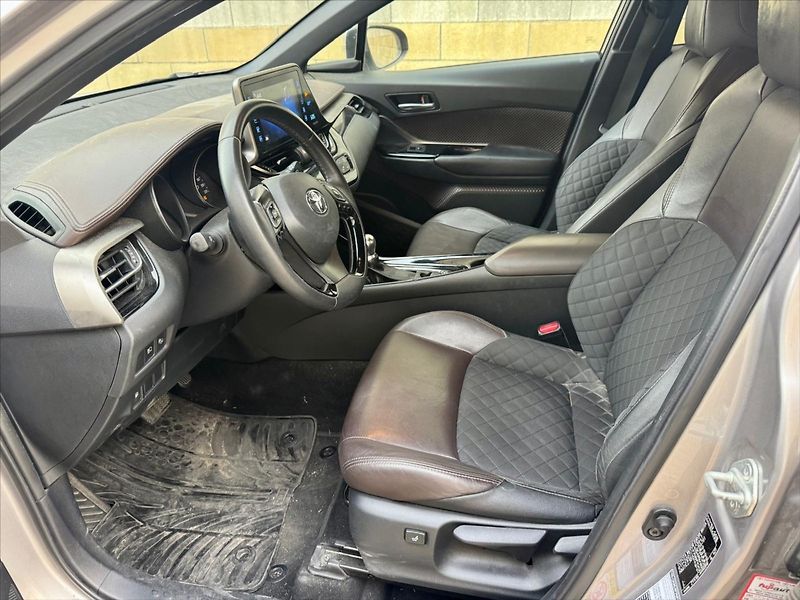 Toyota C-HR 1,8 i 72kw Hybrid e-CVT - fotka 8 z 29