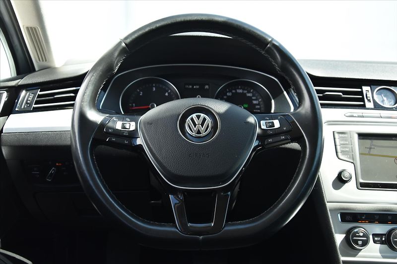 Volkswagen Passat 2.0TDi COMFORTLINE SERVIS. KN. - fotka 13 z 25
