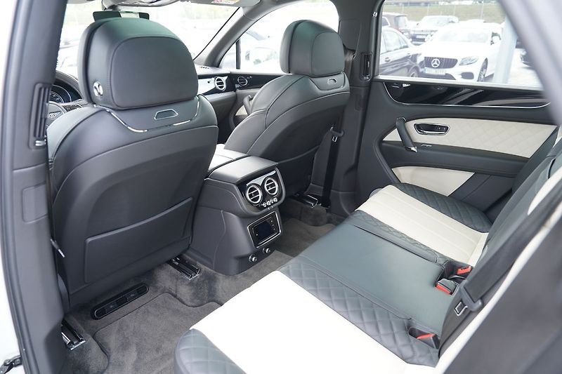Bentley Bentayga 4.0i V8, Mulliner, ČR, DPH - fotka 38 z 51