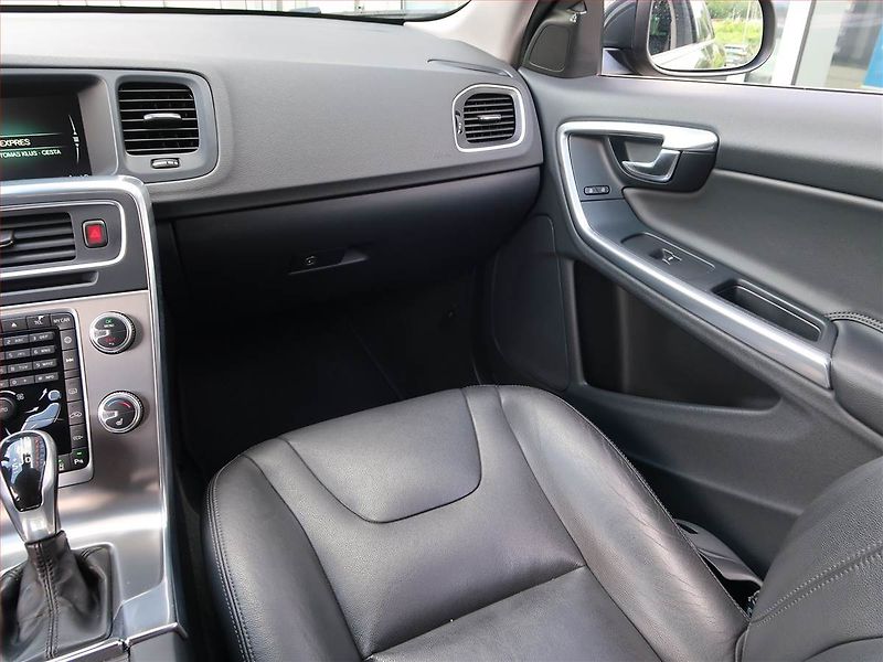 Volvo V60 (2014) D4 2.0, Automat, Navi, Xenony - fotka 8 z 18