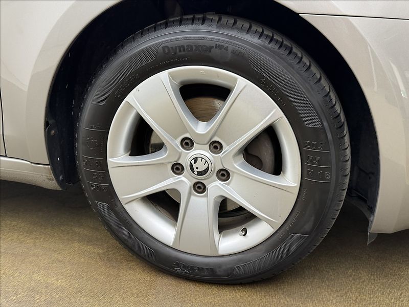 Škoda Octavia 1,6 TDi 6ST. MAN. NAVI SENZORY - fotka 32 z 33