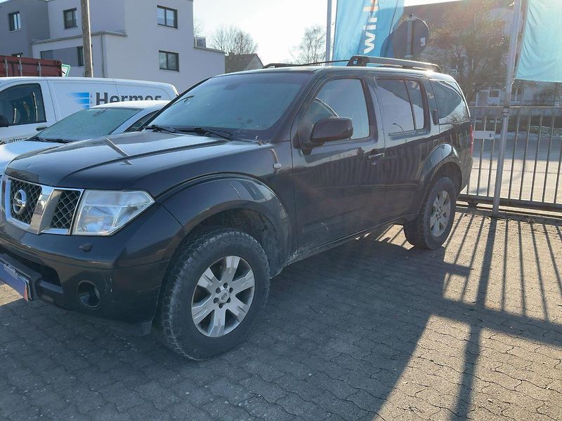 Nissan Pathfinder 2.5dCi Comfort - fotka 2 z 13