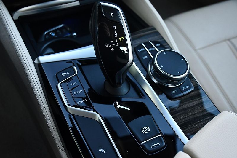 BMW Řada 5 540i xD LUXURY LINE HUD - fotka 27 z 35