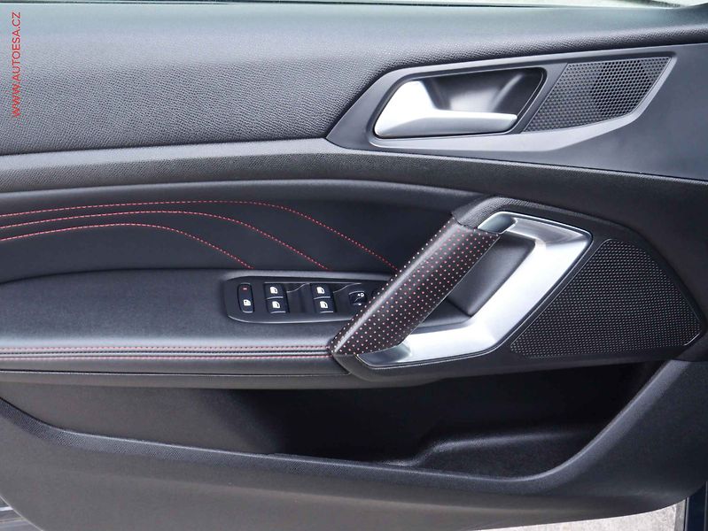 Peugeot 308 (2019) 1.5 HDi, 2.maj,ČR, AT, navi - fotka 15 z 16